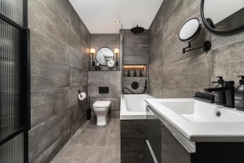 Sovo - Luxury Old Town Design Apartment With Fireplace photo 24