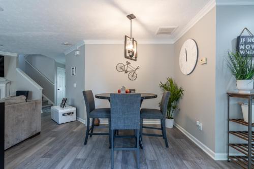 Ein Sitzbereich in der Unterkunft Spacious 3BR with Game Room and Fenced Yard Near Six Flags and Braves