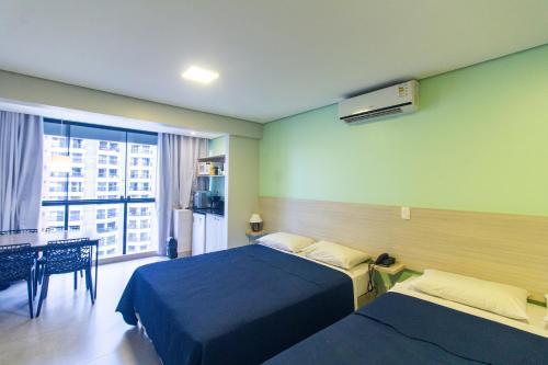 Una habitación de hotel con dos camas y una ventana. en HOTEL GARVEY apto 623, en Brasilia