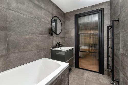 Sovo - Luxury Old Town Design Apartment With Fireplace photo 26