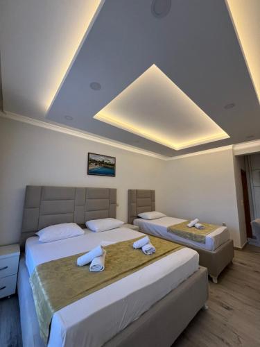 Ένα ή περισσότερα κρεβάτια σε δωμάτιο στο Apartments Fati & Flori