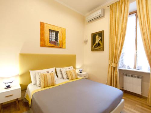 ローマにあるNew Apartment Sistina Trevi-Spagnaのベッドルーム(ベッド1台、窓付)