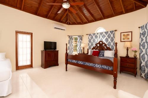 Una televisión o centro de entretenimiento en Villa Serenity Jamaica