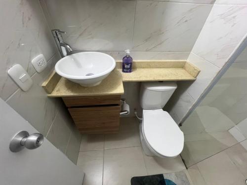 Un baño de Confortable apartamento 5 min centro historico de bogota
