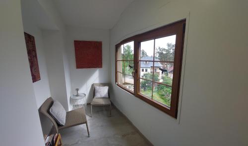 a hallway with a window and a table and chairs at Apartmány FELSENBURG Staré Splavy in Staré Splavy