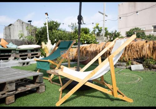 two lawn chairs and a picnic table in a yard at 有風小院 in Green Island