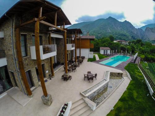 Nespecifikovaný výhled na hory nebo výhled na hory při pohledu z hotelu