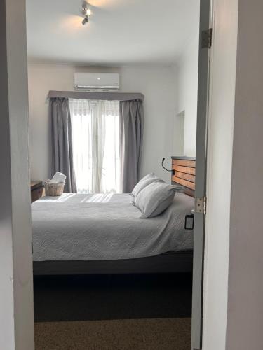 a bedroom with a bed and a window at Casona Italia B & B in Santiago