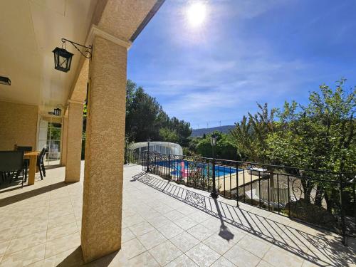 un immeuble avec un balcon avec vue sur un train dans l'établissement Les Hirondelles, à Beaufort