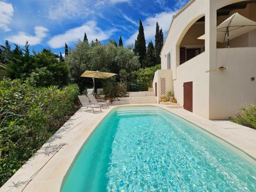 une piscine devant une maison dans l'établissement Sourire du Soleil, à Montouliers