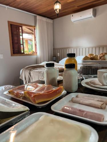 une table avec des plaques de cuisson au-dessus dans l'établissement Pousada Chalé Santa Teresa, à Santa Teresa