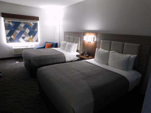 Postel nebo postele na pokoji v ubytování Quality Inn Pontiac