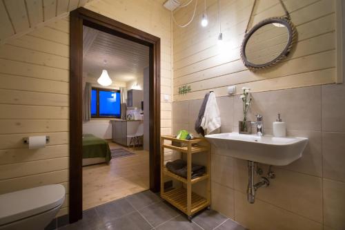Un baño de Sirvis Apartamenty