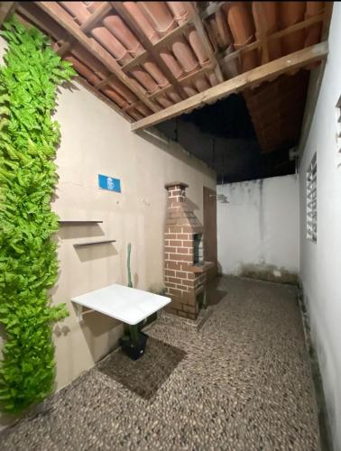a room with a bench and a green wall at Casa Completa SJ - 6KM in Campina Grande