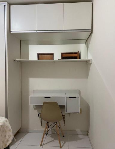 a desk and a chair in a small room at Casa Completa SJ - 6KM in Campina Grande