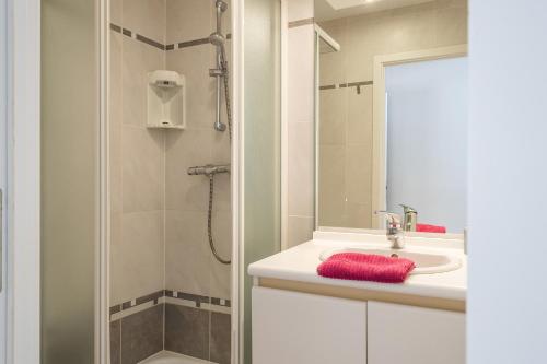 ein Badezimmer mit Waschbecken und Dusche in der Unterkunft Arian 0401 in Saint-Idesbald