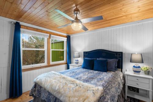 a bedroom with a bed and a ceiling fan at Cozy Cottages Green Cottage Hot tub-Town in Saugatuck