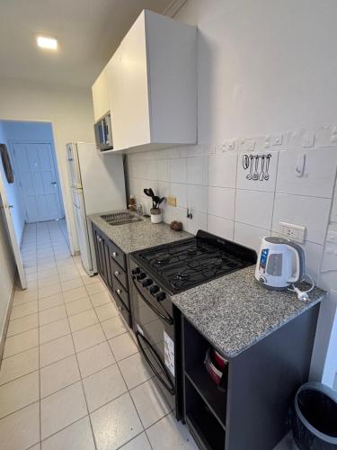 eine Küche mit Herd und Arbeitsplatte in der Unterkunft LA MATRA a in Villa Luzuriaga