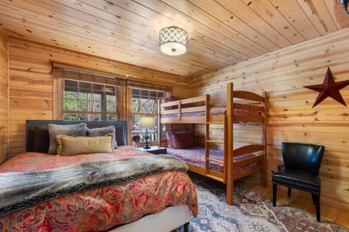 - une chambre avec 2 lits superposés dans une cabane en rondins dans l'établissement Lilypad Dock on Goshorn Lake Pooltown, à Saugatuck