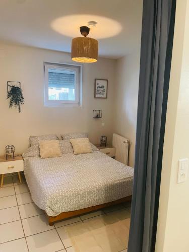 une chambre avec un lit et une fenêtre dans l'établissement Appartement avec jardin privé et suite parentale, à Saint-Amant-Tallende