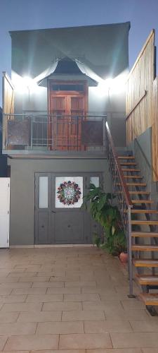 un edificio con escalera y escalera en Complejo Varge Norte, en Alta Gracia