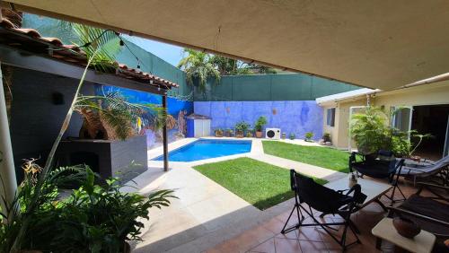 Kolam renang di atau dekat dengan Private bedroom in gorgeous shared Versailles house with heated and cooled pool