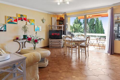 un salon avec une table et une salle à manger dans l'établissement Le Sémaphore - Spacious - Sea view - AC - Parking, à Antibes