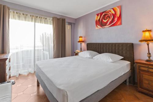une chambre avec un lit et une grande fenêtre dans l'établissement Le Sémaphore - Spacious - Sea view - AC - Parking, à Antibes