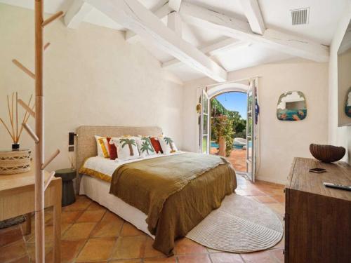 - une chambre avec un lit et une porte ouverte dans l'établissement Villa Luxe - 6BDR 12P - Saint-Tropez Pampelonne, à Saint-Tropez