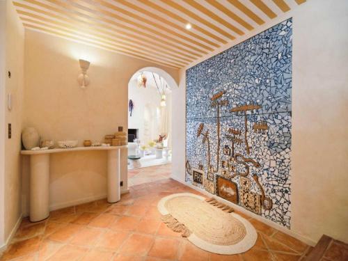 La salle de bains est pourvue d'une douche et d'un mur en mosaïque. dans l'établissement Villa Luxe - 6BDR 12P - Saint-Tropez Pampelonne, à Saint-Tropez