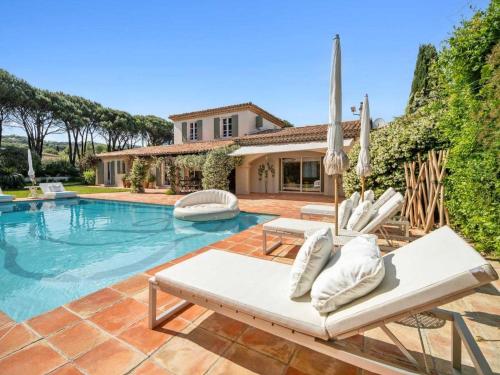 une villa avec piscine et une maison dans l'établissement Villa Luxe - 6BDR 12P - Saint-Tropez Pampelonne, à Saint-Tropez