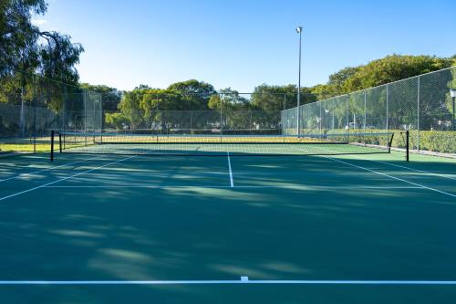 Tenis a/nebo squash v ubytování Bayview Geographe Resort nebo okolí