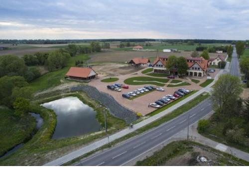 an aerial view of a house with a parking lot at Hotel Kuźnia Smaków in Małe Pułkowo