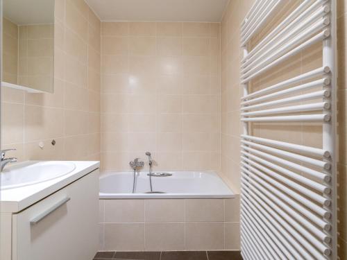 Ένα μπάνιο στο Apartment in Blankenberge near Beach & Casino