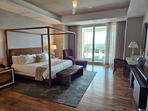 Ένα ή περισσότερα κρεβάτια σε δωμάτιο στο Grand Luxxe 3BR Spa or 2BR Loft, Nuevo Vallarta