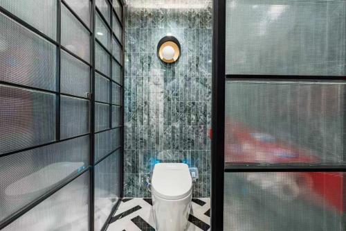 Koupelna v ubytování Beijing Tangfu Sanlitun BOUTIQUE Hotel---Breakfast, restaurant and bar, close to Tian'anmen Square Forbidden City Temple of Heaven, laundry, gym, robot, ticket service, located in city center Metro line 2, one station to Airport Express