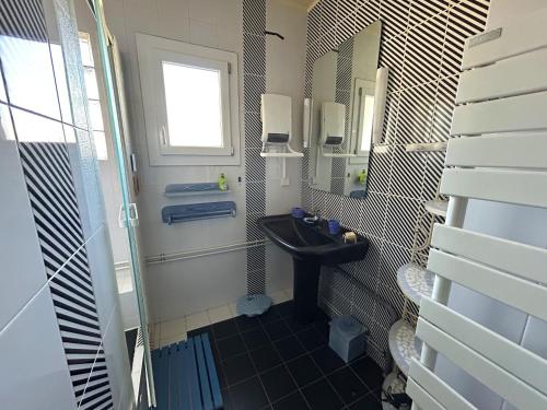 une petite salle de bain avec un lavabo et un miroir dans l'établissement Maison sur 2 étages à 50m de la plage avec jardin - FR-1-837-18, à Argelès-sur-Mer
