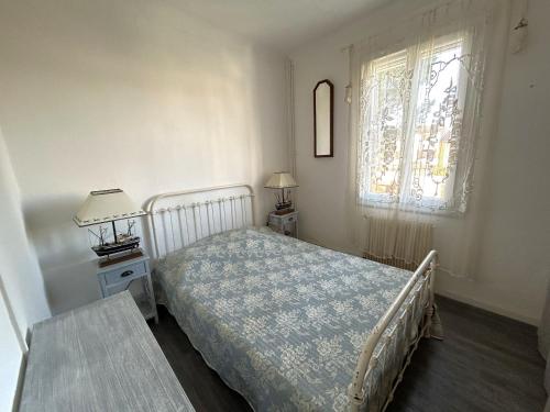 une chambre avec un lit et une fenêtre dans l'établissement Maison sur 2 étages à 50m de la plage avec jardin - FR-1-837-18, à Argelès-sur-Mer