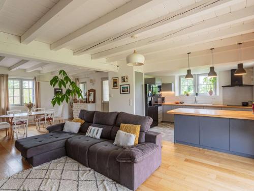 un salon avec un canapé et une cuisine dans l'établissement Maison Basque confortable, vue montagne - FR-1-4-704, à Sare