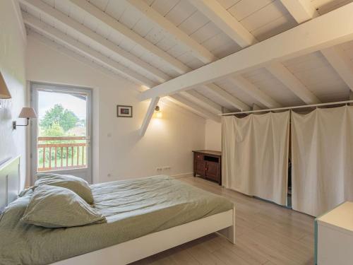 une chambre avec un grand lit et une fenêtre dans l'établissement Maison Basque confortable, vue montagne - FR-1-4-704, à Sare