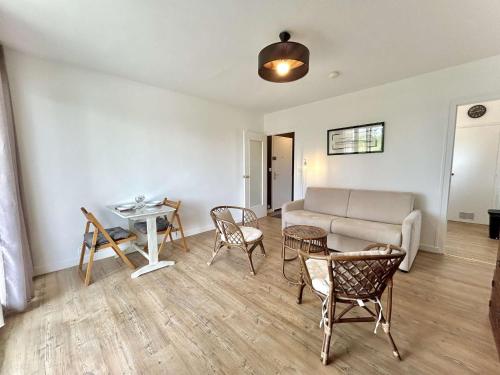 un salon avec un canapé et une table dans l'établissement Studio calme face au port de Pouliguen, proche quartier Benoît - FR-1-245-217, au Pouliguen