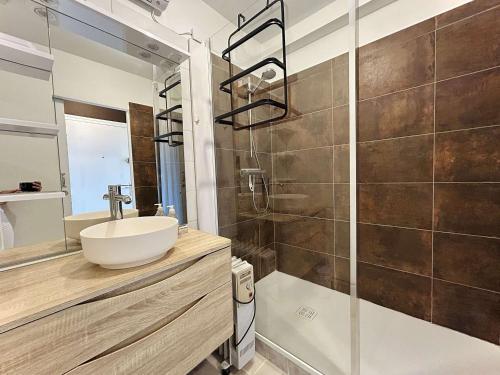 une salle de bain avec un lavabo et une douche dans l'établissement Studio calme face au port de Pouliguen, proche quartier Benoît - FR-1-245-217, au Pouliguen