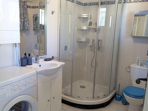 une salle de bain avec une douche, un lavabo et des toilettes dans l'établissement Appartement lumineux à Marseillan, climatisé, parking privé, 5 pers. - FR-1-387-214, à Marseillan