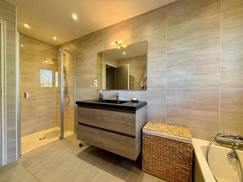 une salle de bain avec un lavabo, une douche et un miroir dans l'établissement Maison spacieuse à Carnac, 6 pièces, 8 personnes, grand jardin, 300m du centre - FR-1-377-101, à Carnac