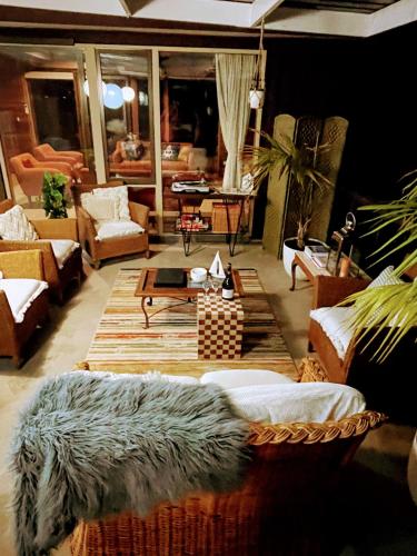 Ruang duduk di Sunset Beach Villa - Beach front home situated on the Huon River - Sleeps 8