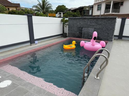 スクダイにあるHappinezzMo Homestayの水中のおもちゃを用意したスイミングプール