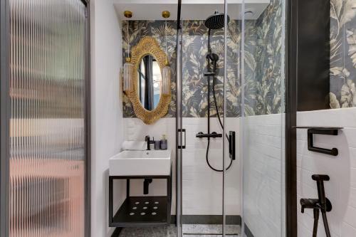 een badkamer met douche en wastafel bij Żurawie IKONY 2 by Grand Apartments in Gdańsk