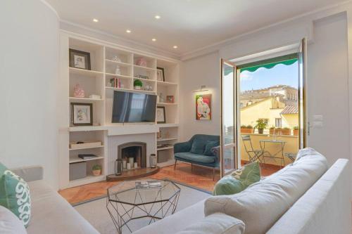 designer view terrace home in Center