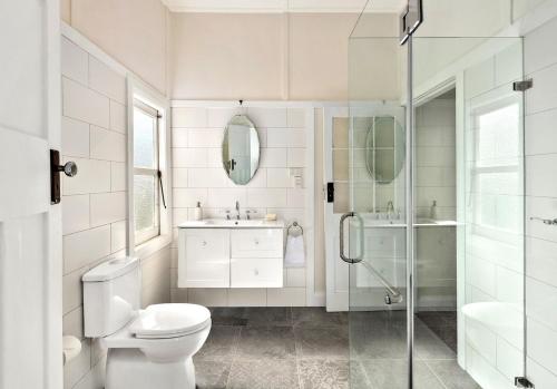 un bagno con wc, doccia e lavandino di Country Cottage Charm a Mittagong