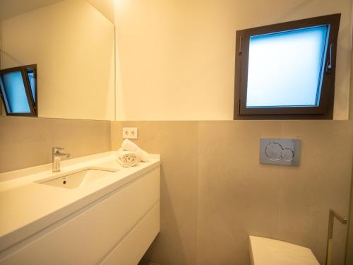 Koupelna v ubytování Stylish terraced house near the sea